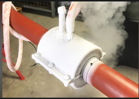Liquid nitrogen freeze jacket fitted to a live pipe with nitrogen vapour venting