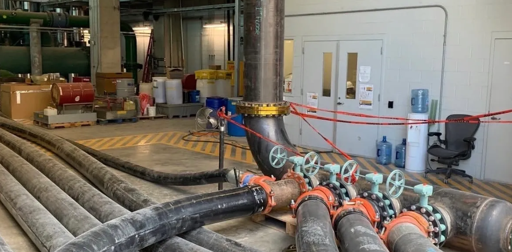 Flushing hoses and gate valve manifolds connected to large diameter pipework in a plant room