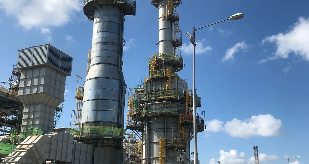 Gas turbine exhaust stacks and process columns on an industrial plant